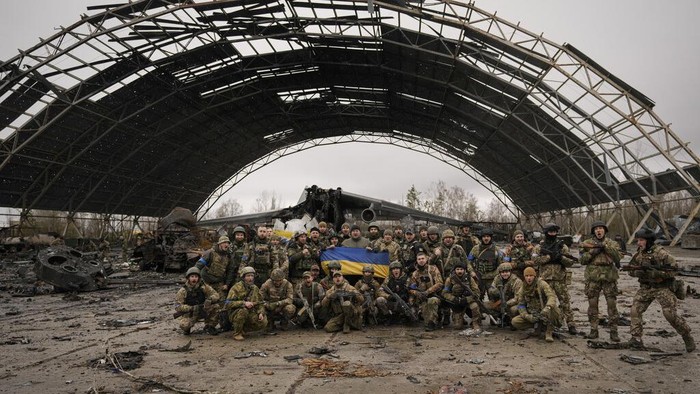 Penampakan Pesawat Terbesar di Dunia yang Hancur Diserang Rusia Pasukan Ukraina kembali menguasai Bandara Antonov di Hostomel. Di bandara itu terdapat pesawat kargo terbesar di dunia, Antonov AN-225 yang hancur diserang Rusia.