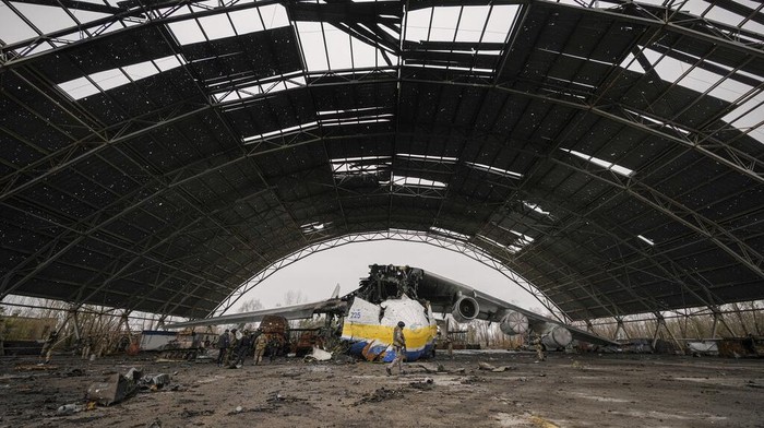 Penampakan Pesawat Terbesar di Dunia yang Hancur Diserang Rusia Pasukan Ukraina kembali menguasai Bandara Antonov di Hostomel. Di bandara itu terdapat pesawat kargo terbesar di dunia, Antonov AN-225 yang hancur diserang Rusia.