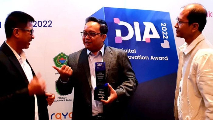 Penghargaan Digital Innovation Direktur IT dan Digital PT Bank Tabungan Negara (Persero) Tbk. Andi Nirwoto (kiri) mengangkat piala penghargaan Digital Innovation Awards (DIA) 2022 di Jakarta, pekan lalu. Bank BTN sukses menyabet penghargaan tersebut atas aplikasi BTN Property Mobile yang memudahkan para pemburu rumah untuk mencari serta memiliki hunian idaman. Bank BTN berkomitmen penghargaan tersebut akan menjadi penyemangat untuk terus berinovasi di lini digital banking sehingga dapat memenuhi misi perseroan menyediakan perumahan bagi rakyat Indonesia.