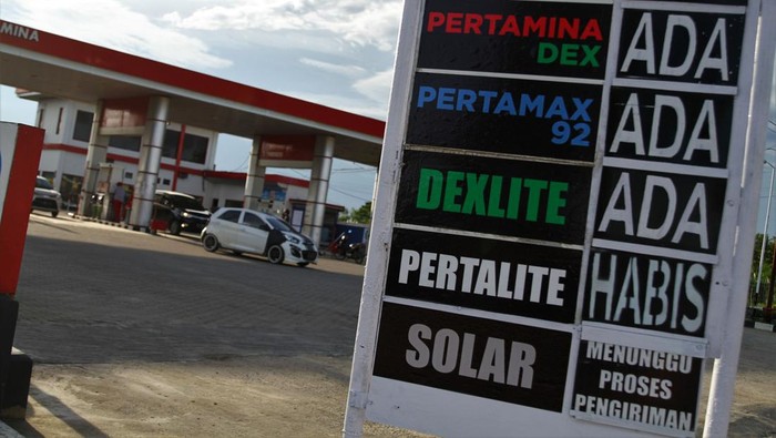 Pemilik Stasiun Pengisian Bahan Bakar Umum (SPBU) memasang informasi tentang Pertalite stok habis di Kendari, Sulawesi Tenggara, Minggu (3/4/2022). Sejumlah SPBU di Kendari mengalami kelangkaan BBM jenis Pertalite sejak sepakan terakhir. ANTARA FOTO/Jojon/YU