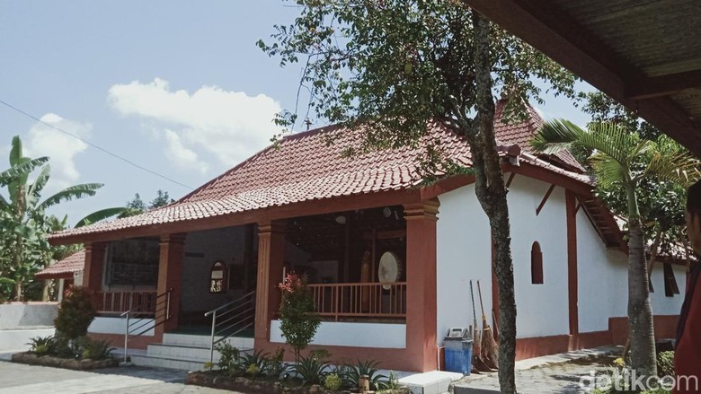 Pohon belimbing Masjid Majasem di Desa Pakahan, Kecamatan Jogonalan. Pohon belimbing Masjid Majasem di Desa Pakahan, Kecamatan Jogonalan.