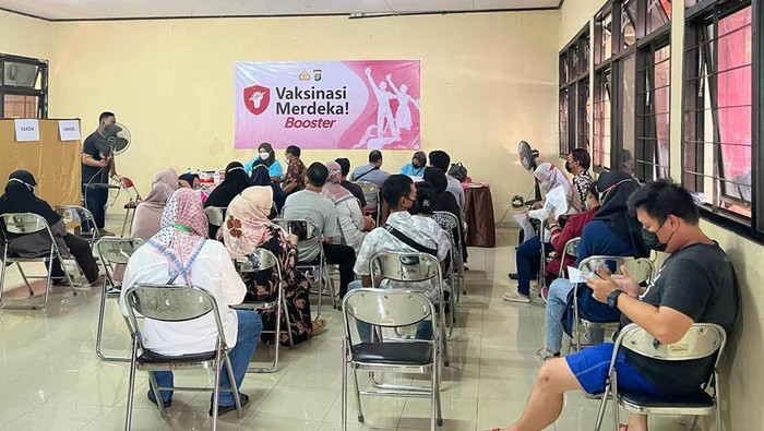 Polda Metro Jaya menggelar vaksinasi merdeka booster keliling di wilayah Jakarta dan sekitarnya. Program itu berlangsung mulai dari tanggal 25-31 Maret 2022.