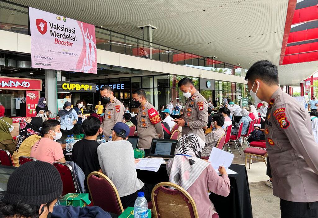 Polda Metro Jaya menggelar vaksinasi merdeka booster keliling di wilayah Jakarta dan sekitarnya. Program itu berlangsung mulai dari tanggal 25-31 Maret 2022.