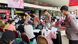 Polda Metro Jaya menggelar vaksinasi merdeka booster keliling di wilayah Jakarta dan sekitarnya. Program itu berlangsung mulai dari tanggal 25-31 Maret 2022.