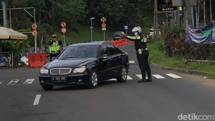 Polisi memutar balik kendaraan yang tak sesuai aturan ganjil genap di jalur Puncak Bogor
