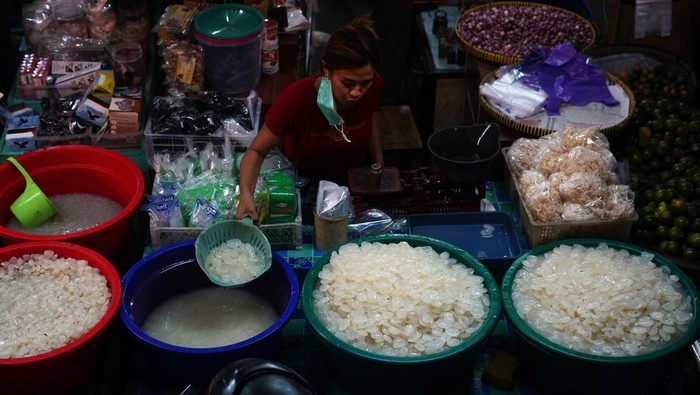 Ramadan, Permintaan Kolang Kaling Meningkat Pedagang menjajakan buah kolang-kaling dagangannya di Pasar Beringharjo, Yogyakarta, Minggu (3/4/2022). Sejumlah pedagang menyatakan di awal bulan Ramadhan permintaan buah kolang kaling yang biasa digunakan untuk berbuka puasa itu meningkat 100 persen dibandingkan hari biasa dari 70 kg per hari menjadi 140 kg per hari. ANTARA FOTO/Andreas Fitri Atmoko/aww.