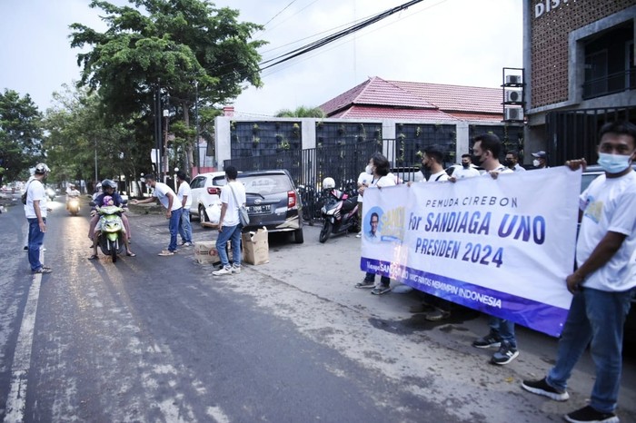 Relawan di Cirebon Gelar Bakti Sosial Sambil Dukung Sandi Nyapres 2024