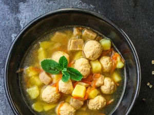 Resep Sup Bakso Ayam Sayuran Berkuah Bening Gurih untuk Berbuka