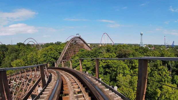 Roller coaster kayu The Beast