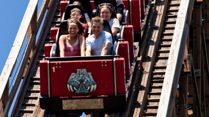 Roller coaster kayu The Beast