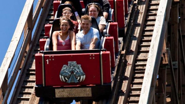 Roller coaster kayu The Beast Roller coaster kayu The Beast