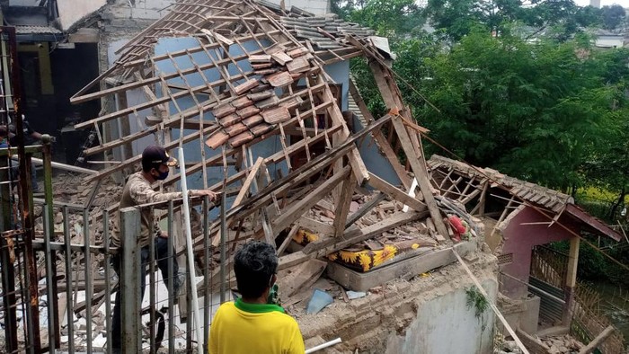 Rumah di Bandung Barat rusak parah akibat ledakan gas 3 Kg