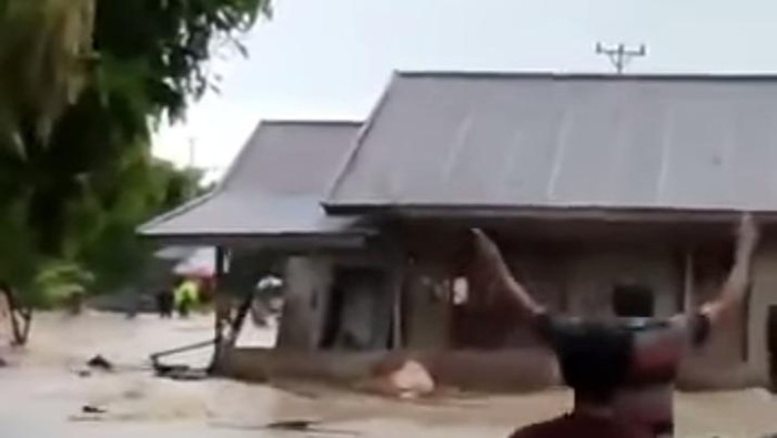 Rumah warga di Boltim hanyut dibawah arus akibat banjir. (dok. Istimewa)