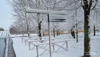 Tempat parkir sepeda yang diselimuti salju.