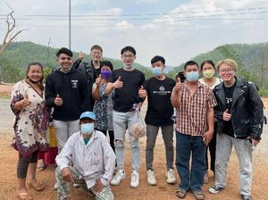 Dikira Restoran, Sekelompok Remaja Ini Nyasar ke Resepsi Pernikahan!