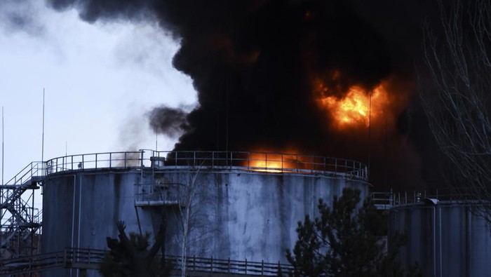 Serangan Udara Rusia Hantam Odessa Ukraina Serangan udara mengguncang kota pelabuhan strategis Ukraina, Odessa. Serangkaian ledakan terdengar di sejumlah daerah.