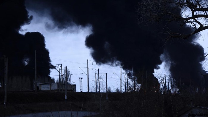 Serangan udara mengguncang kota pelabuhan strategis Ukraina, Odessa. Serangkaian ledakan terdengar di sejumlah daerah.