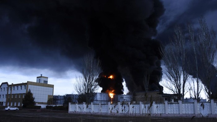 Serangan Udara Rusia Hantam Odessa Ukraina Serangan udara mengguncang kota pelabuhan strategis Ukraina, Odessa. Serangkaian ledakan terdengar di sejumlah daerah.