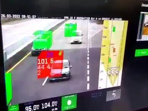 Banyak yang Ngebut di Depan Rumahnya, Pria Ini Pura-pura Pegang Speedcam