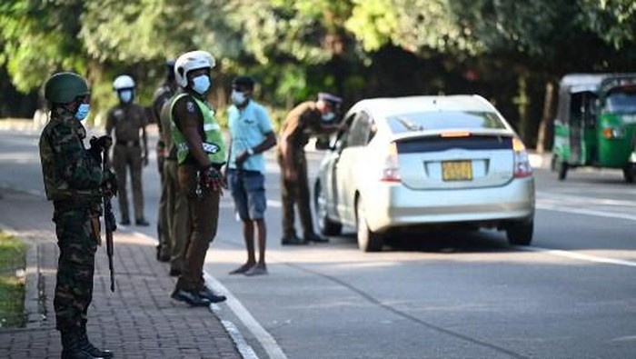 Army Soldier stand guard at a checkpoint after authorities imposed a weekend nationwide curfew to contain protests over a worsening economic crisis, in Colombo on April 3, 2022. (Photo by Ishara S. KODIKARA / AFP)