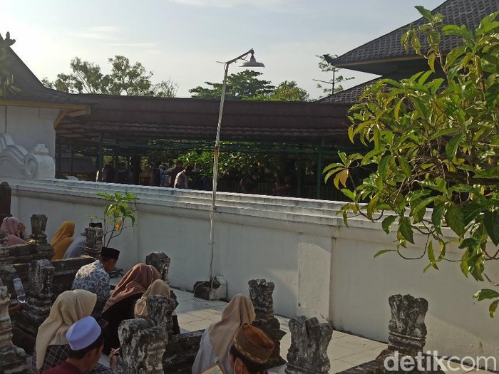 Suasana Makam Sunan Kalijaga Kadilangu, Jumat (1/4)