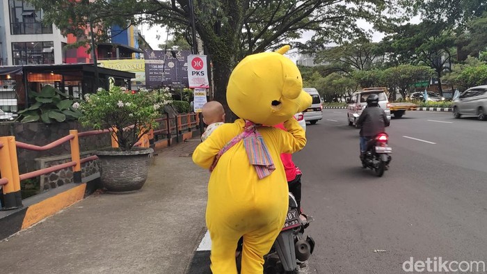 Susi badut jalanan di Bandung.