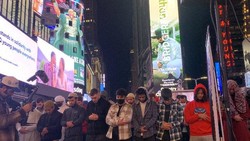 Ratusan Umat Muslim Tarawih di Times Square New York