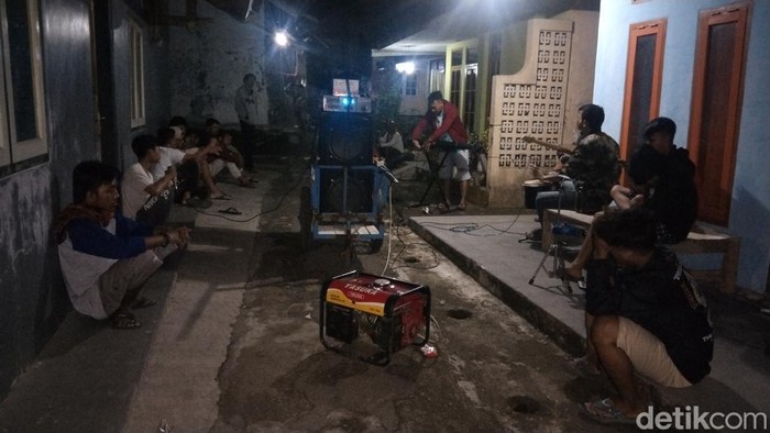 Terlihat sejumlah pemuda sedang memainkan alat musik untuk membangunkan sahur