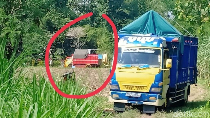 Truk muat 8 ton beras kesasar di jalan setapak pinggir pemakaman desa Kediri berhasil dievakuasi