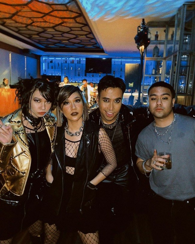 Yuki Kato bersama Bunga Citra Lestari, Vidi Aldiano, dan Rangga Laksmana tampak kompak tampil bergaya ala emo. Bagaimana menurutmu penampilan keempat artis ini? Foto: Instagram