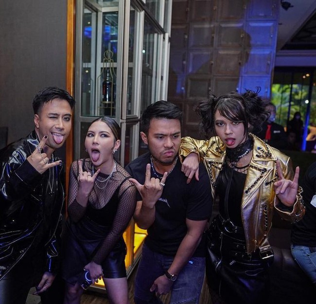 Yuki Kato terlihat tampil nyentrik dengan mengenakan busana serba hitam yang dipadukan dengan jaket berwarna emas. Untuk melengkapi penampilannya, Yuki tampak mengikat dua rambutnya dan memilih poni samping. Foto: Instagram