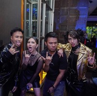 Yuki Kato terlihat tampil nyentrik dengan mengenakan busana serba hitam yang dipadukan dengan jaket berwarna emas. Untuk melengkapi penampilannya, Yuki tampak mengikat dua rambutnya dan memilih poni samping. Foto: Instagram