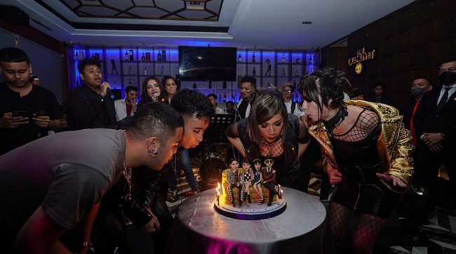 Punya tanggal ulang tahun yang berdekatan, Yuki Kato bersama Bunga Citra Lestari, Vidi Aldiano, dan Rangga Laksmana terlihat meniup kue ulang tahun secara bersama-sama. Foto: Instagram