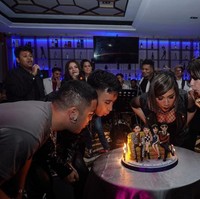 Punya tanggal ulang tahun yang berdekatan, Yuki Kato bersama Bunga Citra Lestari, Vidi Aldiano, dan Rangga Laksmana terlihat meniup kue ulang tahun secara bersama-sama. Foto: Instagram