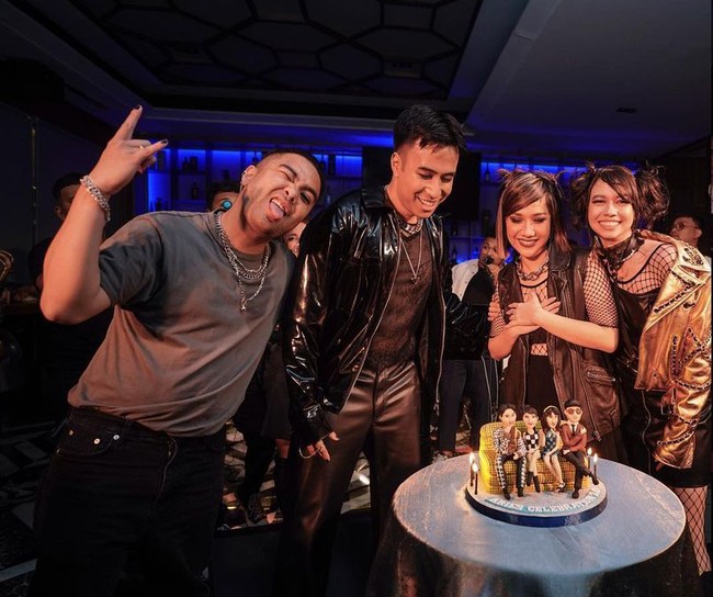 Kue ulang tahunnya pun terlihat cukup unik. Kue tersebut didekorasi dengan 4 karakter yang menggambarkan Yuki, BCL, Vidi, dan Rangga. Foto: Instagram