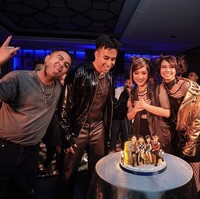 Kue ulang tahunnya pun terlihat cukup unik. Kue tersebut didekorasi dengan 4 karakter yang menggambarkan Yuki, BCL, Vidi, dan Rangga. Foto: Instagram