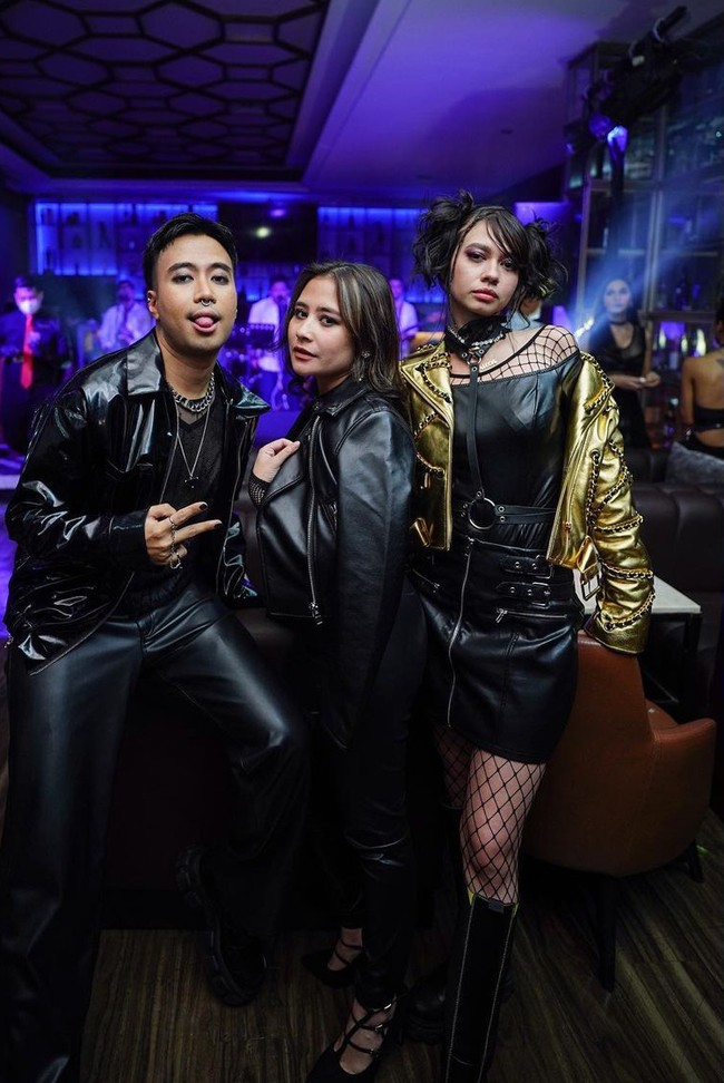 Acara ulang tahun Yuki Kato itu berlangsung dengan meriah. Prilly Latuconsina pun tampak hadir di acara ulang tahun Yuki. Tak kalah menawan, Prilly juga hadir dengan mengenakan busana bergaya emo. Foto: Instagram