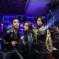 Acara ulang tahun Yuki Kato itu berlangsung dengan meriah. Prilly Latuconsina pun tampak hadir di acara ulang tahun Yuki. Tak kalah menawan, Prilly juga hadir dengan mengenakan busana bergaya emo. Foto: Instagram