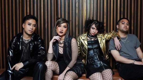 7 Potret Kemeriahan Ultah Yuki Kato, Bergaya ala Emo Bareng Para Artis