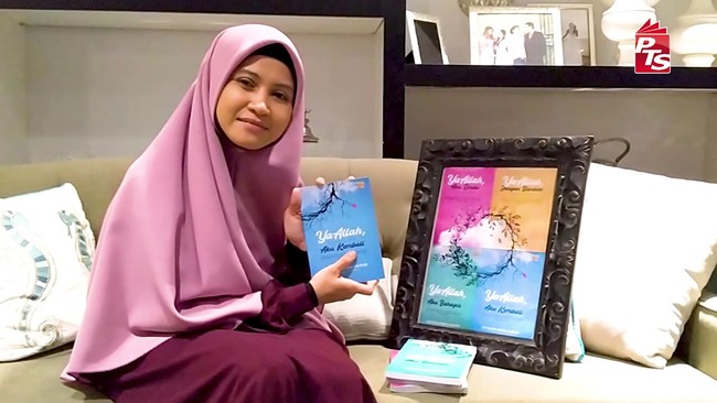 Ustazah yang tinggal di Negeri Sembilan, Malaysia ini membuat unggahan berjudul ‘KONSERT JUSTIN BIEBER, FENOMENA YANG MEMBIMBANGKAN.’ Dia menuliskan soal konser Justin Bieber yang tiketnya diburu oleh anak-anak muda Malaysia. Bahkan sampai ada anak muda yang menghabiskan tabungan, kerja paruh waktu hingga tak segan meminta orangtua. Dia pun menyebut fenomena tersebut sebagai hal yang membimbangkan. Foto: Dok. Facebook Ustazah Asma Harun