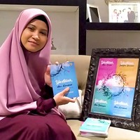 Ustazah yang tinggal di Negeri Sembilan, Malaysia ini membuat unggahan berjudul ‘KONSERT JUSTIN BIEBER, FENOMENA YANG MEMBIMBANGKAN.’ Dia menuliskan soal konser Justin Bieber yang tiketnya diburu oleh anak-anak muda Malaysia. Bahkan sampai ada anak muda yang menghabiskan tabungan, kerja paruh waktu hingga tak segan meminta orangtua. Dia pun menyebut fenomena tersebut sebagai hal yang membimbangkan. Foto: Dok. Facebook Ustazah Asma Harun