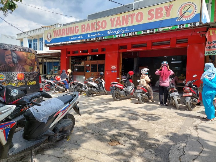 Outlet bakso milik Maryanto, warga Wonogiri yang merantau ke Bekasi.