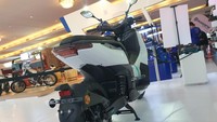 Karena skuter ini desainnya gambot mirip skutik 150 cc, banyak orang menjulukinya sebagai Nmax versi listrik. Foto: Luthfi Anshori/detikOto