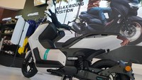 Yamaha E01 memiliki desain gambot ala skuter-skuter bensin zaman sekarang. Kaki-kaki motor ini juga tampak besar, sehingga kesannya jadi lebih sporty. Foto: Luthfi Anshori/detikOto