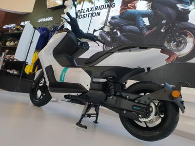 Lihat Lebih Dekat Skuter Listrik Yamaha E01 di IIMS 2022