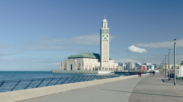 Permata mahkota Casablanca, Masjid Hassan II terletak di garis pantai kota, menghadap ke Samudra Atlantik. Mampu menampung hingga 105.000 jamaah, ini adalah masjid terbesar yang digunakan di Afrika. Masjid ini memiliki ubin berornamen, atap yang dapat dibuka, dinding marmer buatan tangan, dan menara tertinggi kedua di dunia.