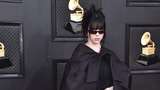Gaya Misterius Billie Eilish Hadiri Grammy 2022, Pakai Outfit Serba Hitam