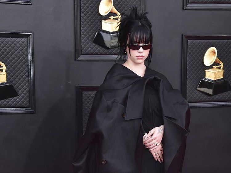 Serius Misterius! Billie Eilish Serba Hitam di Grammy 2022