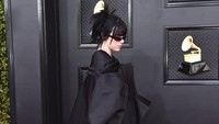 Billie Eilish memberi kesan misterius lewat penampilannya di Grammy 2022. (Foto: Jordan Strauss/Invision/AP/Jordan Strauss) 