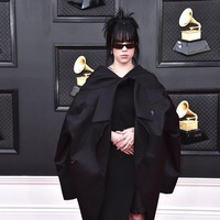 Bukan sesuatu yang mengejutkan bila Billie Eilish tampil serba hitam. Namun, busana dari Rick Owens ini hadir dengan twist unik. Outerwear dibuat seolah-seolah terbalik. (Foto: Jordan Strauss/Invision/AP/Jordan Strauss)